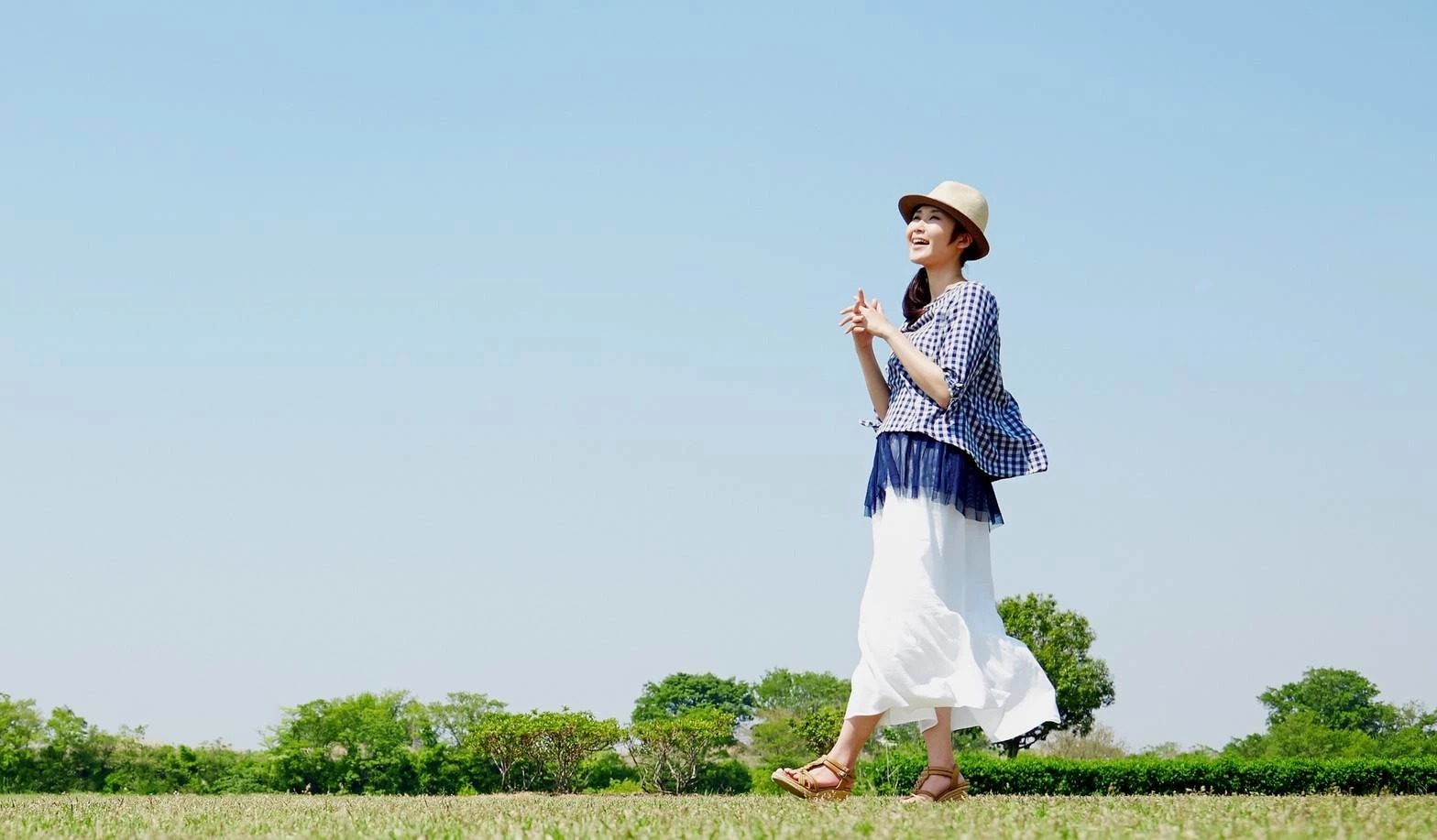 歩く女性